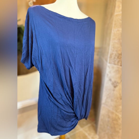 Unbranded twist hemline size medium blue tshirt - Picture 3 of 5